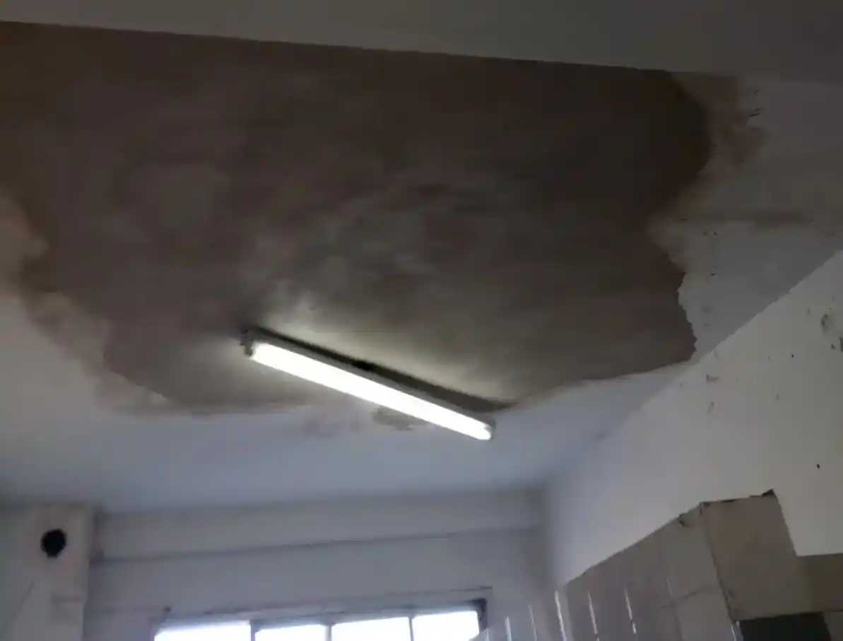 Se desprendió mampostería del techo de una escuela de Florencio Varela y cayó sobre una estudiante