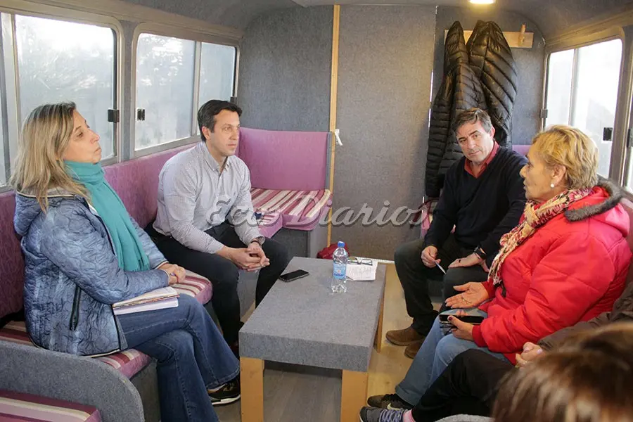 Distendido. Rojas, junto a su equipo, dialoga con los vecinos