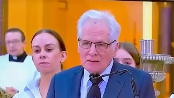 Miguel Uribe Londoño durante el funeral de su hijo.