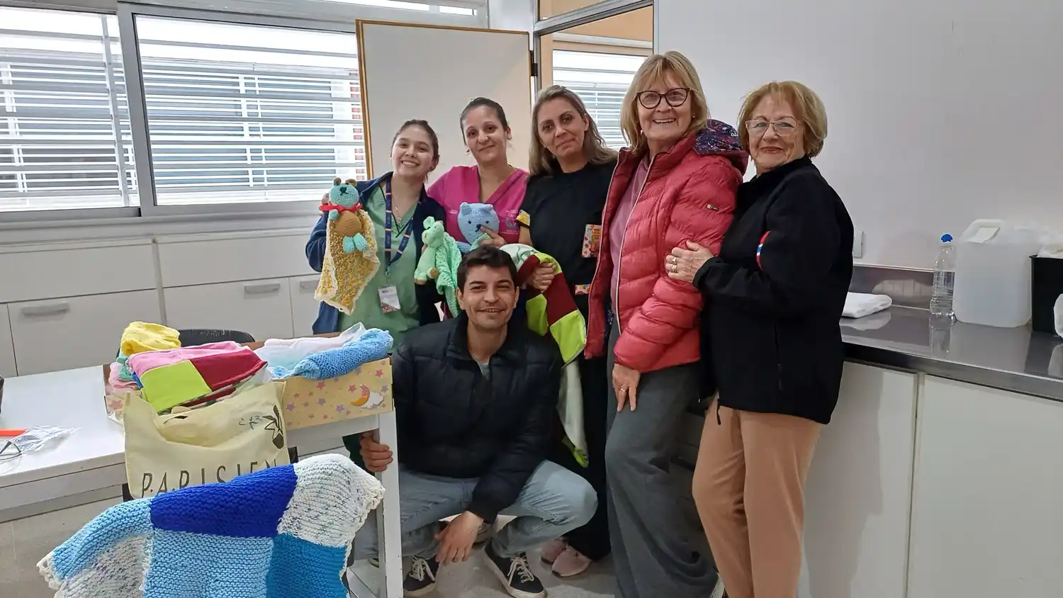 Las tejedoras entregaron más de 40 prendas tejidas en el Hospital. Foto: Gentileza.