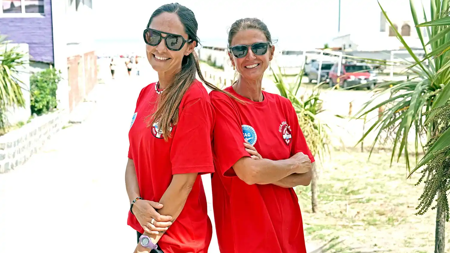 En el escenario. De trabajo, la playa, posan Débora Díaz y Paula Bejino
