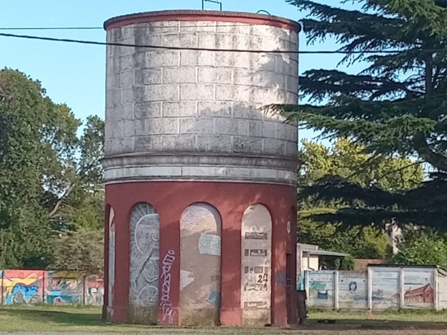 Vecinos de La Estación expresaron su preocupación por un grupo de personas que habita en el tanque
