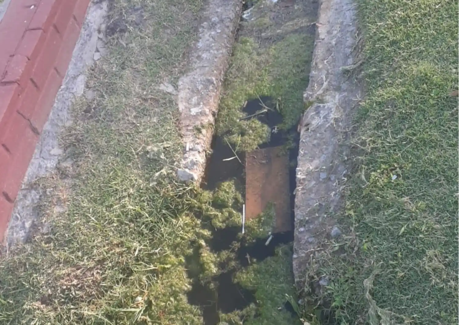 Caño roto en Los Aromos: hace más de tres meses que está así