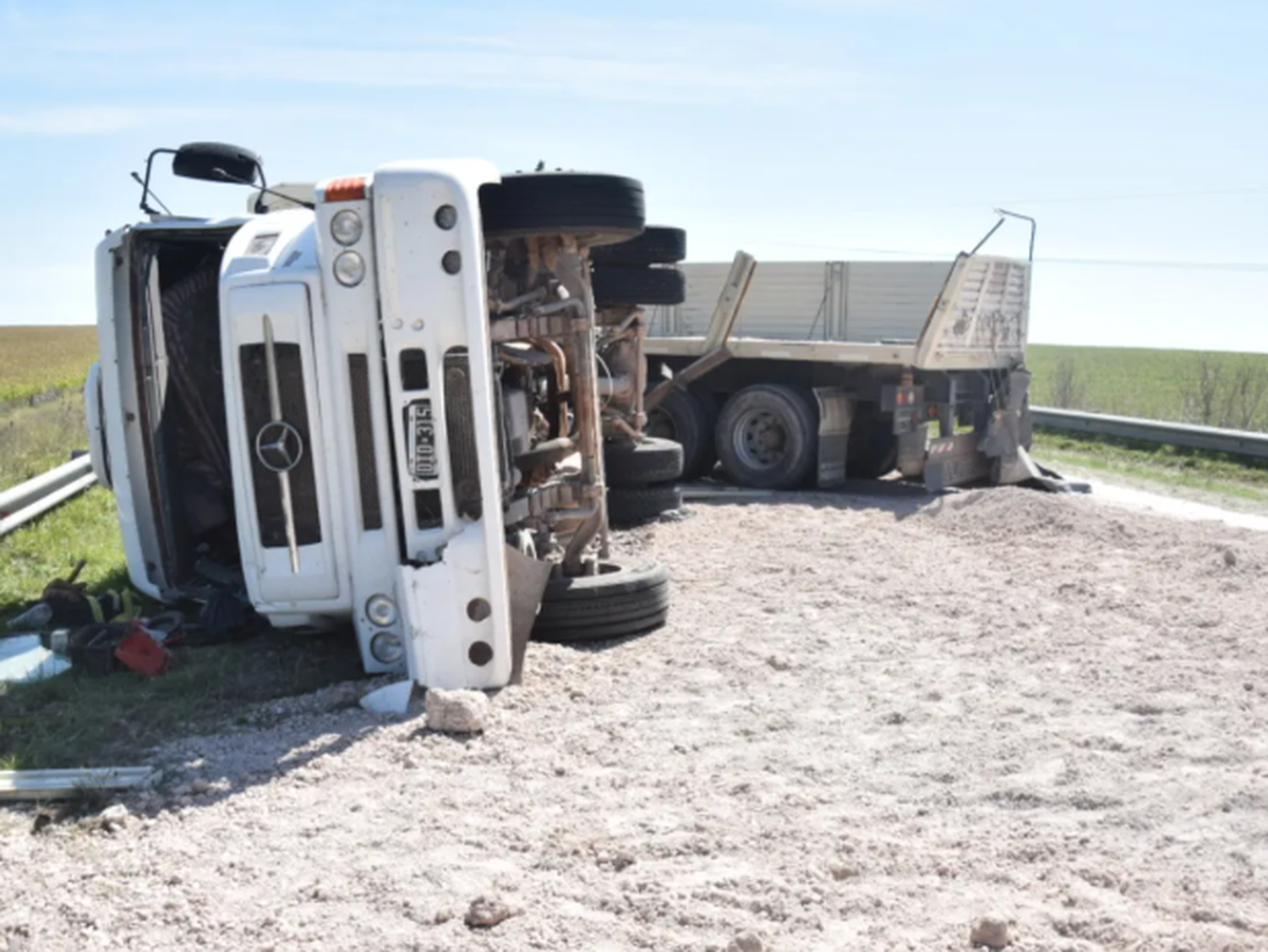Un camionero tandilense con heridas leves tras volcar en Olavarría