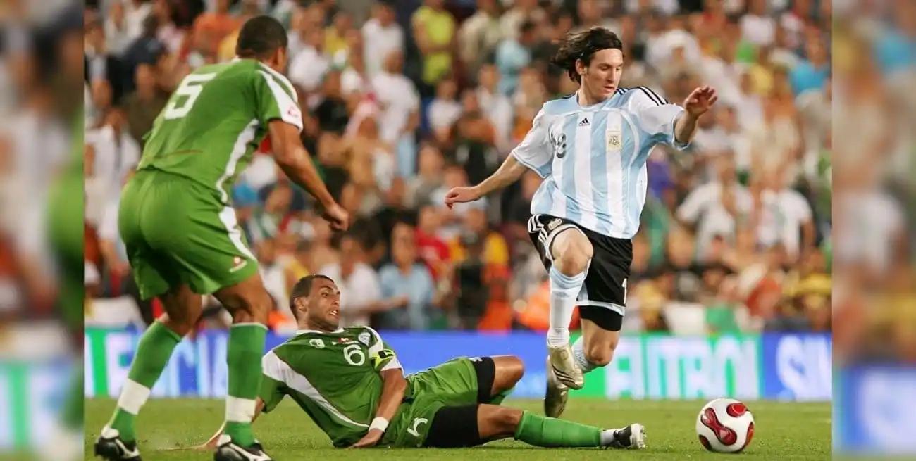 Lionel Messi marcó dos goles en el único duelo ante Argelia en 2007.