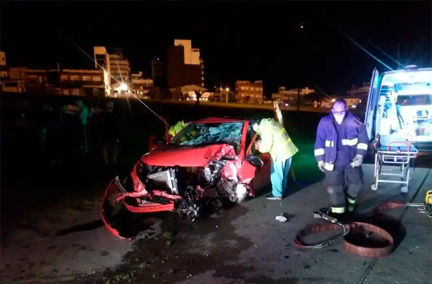 Impactante choque contra una columna de alumbrado frente al complejo de Mogotes