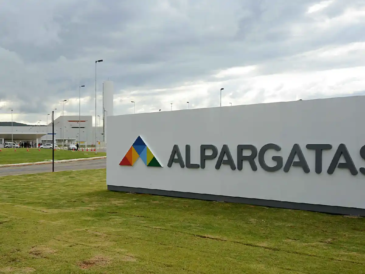 Por la crisis, la tradicional empresa textil Alpargatas se va de la Argentina 