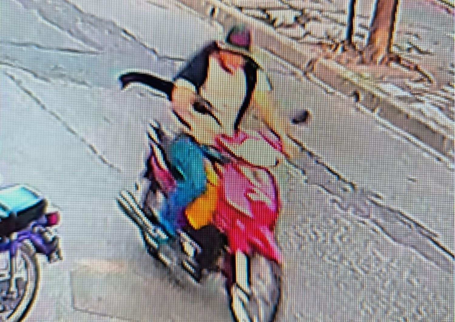 Le abrieron el portón de la casa y le robaron la moto
