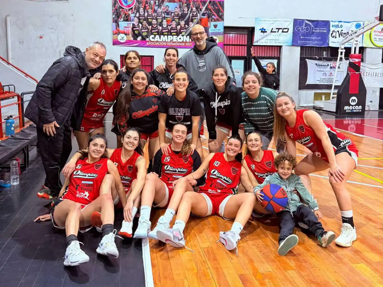 Olimpia BBC se quedó con el clásico en Primera, pero no les alcanzó -por solo dos puntos- para ser segundas. En semis habrá nuevamente derby ante Centenario.