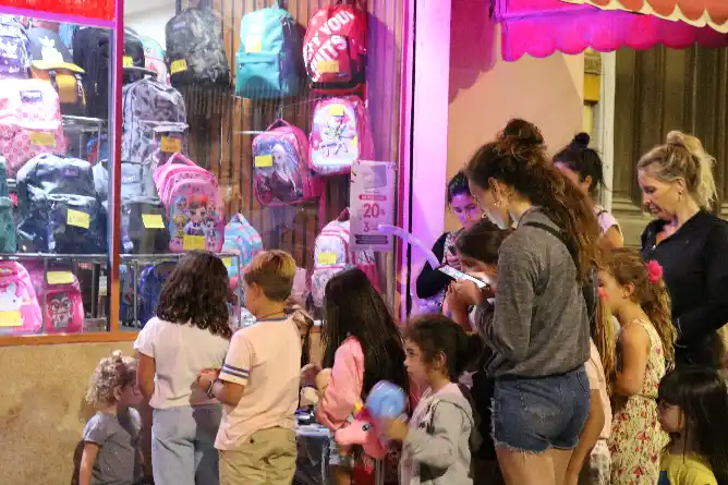 La “Noche de las Oh!fertas” llega al centro de Chascomús con descuentos, música y espectáculos