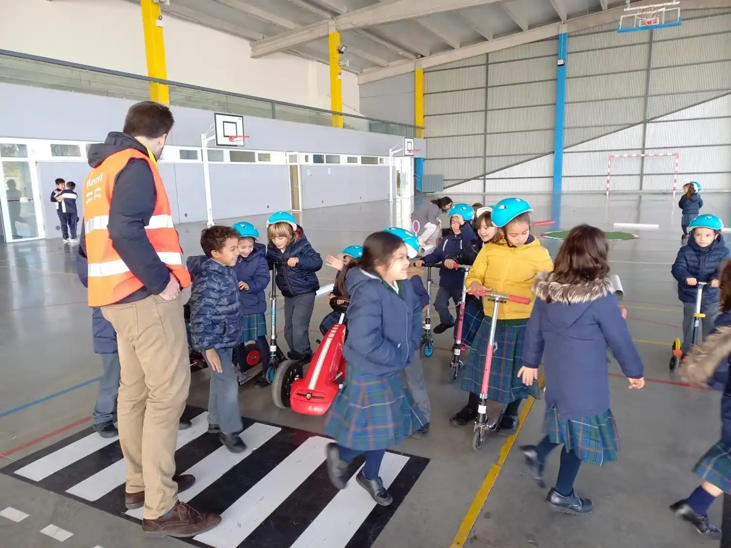 La iniciativa define la educación vial como un proceso formativo continuo orientado a la adquisición de conocimientos, valores y conductas que garanticen una circulación responsable y solidaria en la vía pública.