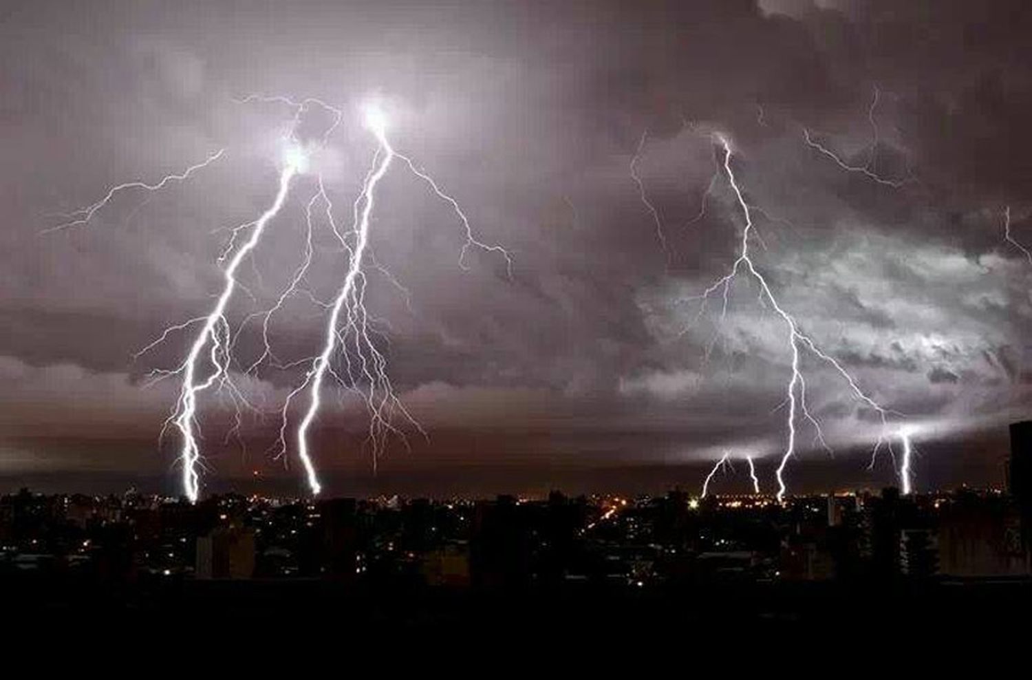 Se viene el agua: alerta meteorológico por tormentas fuertes en Rosario y la región