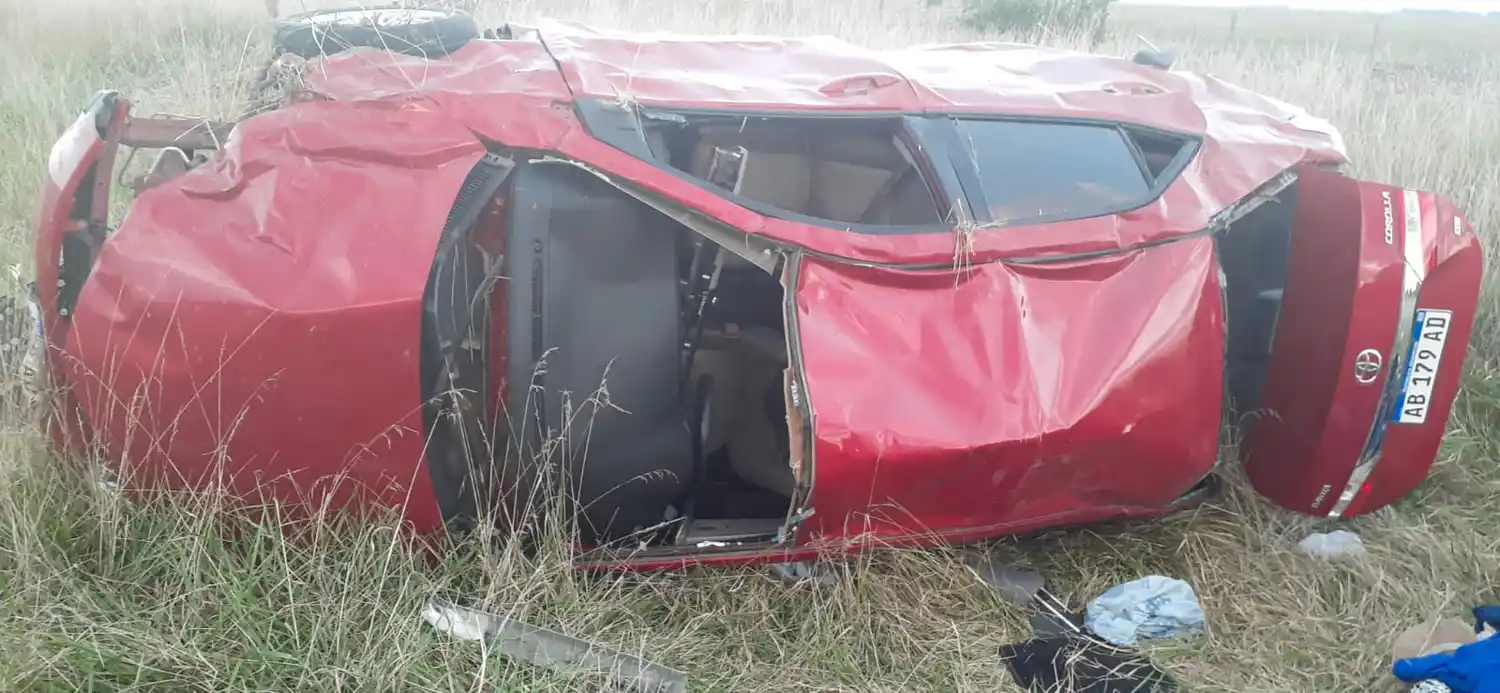 Así terminó el auto siniestrado. Fotos: Radio Ciudad Lobería
