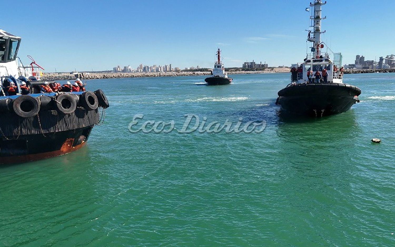 Desde dos embarcaciones. Se arrojaron ofrendas florales a las aguas