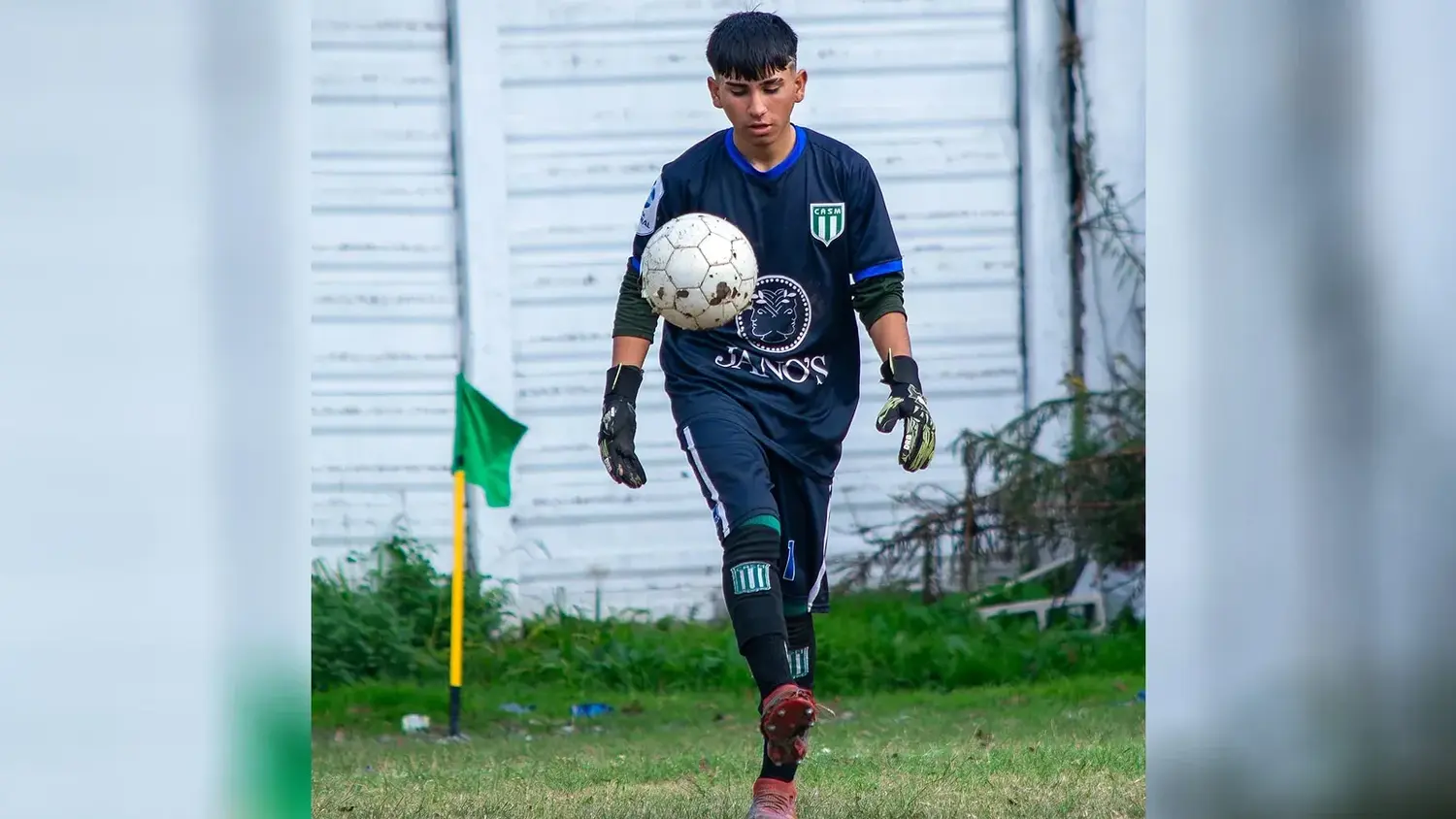 La familia lanzó una campaña solidaria para que Juan pueda viajar a Colombia.
