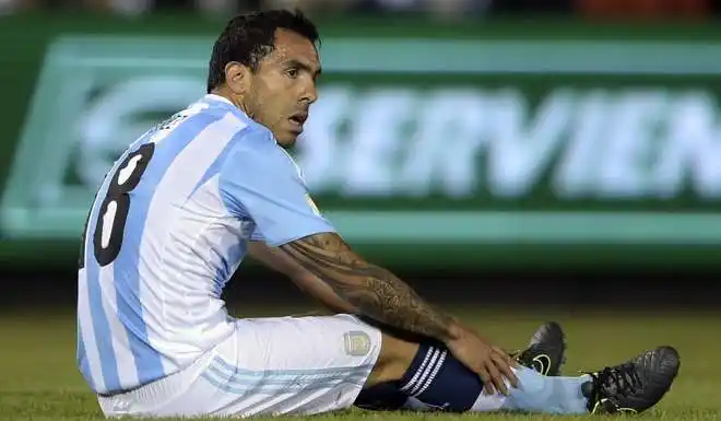 Tevez complicado: le detectaron una distención de ligamentos en la rodilla