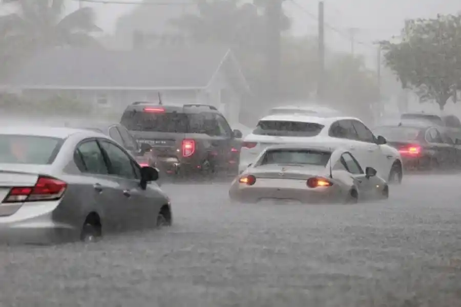Miami, amenazada por huracanes pero inundada por intensas lluvias