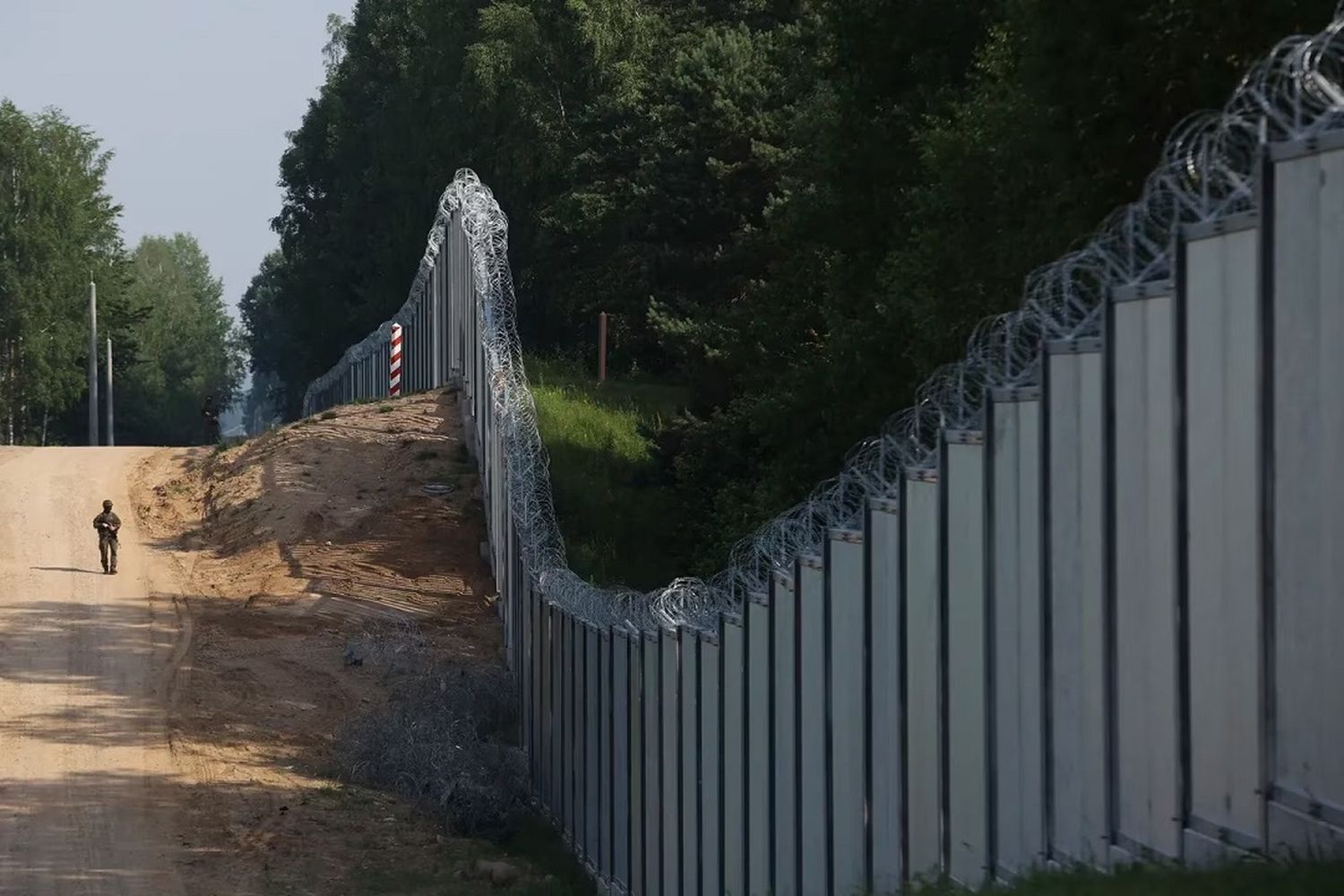 Crece la tensión: Polonia duplicará la cantidad de soldados  en la frontera con Bielorrusia