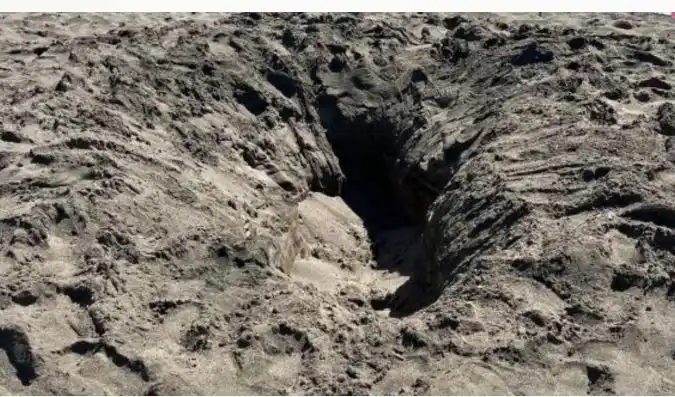 El suelo colapsó y su padre intentó rescatarlo durante 40 minutos, pero fue en vano.