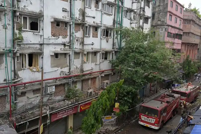 Si bien el incendio fue controlado, continúan las tareas de búsqueda y rescate.