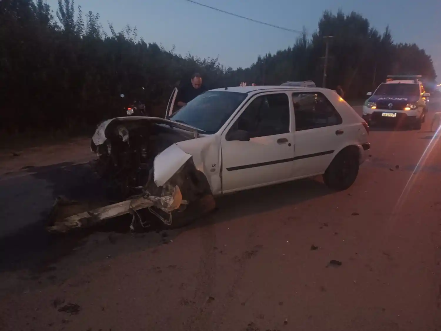 Fuerte choque entre dos autos en Cerro Leones