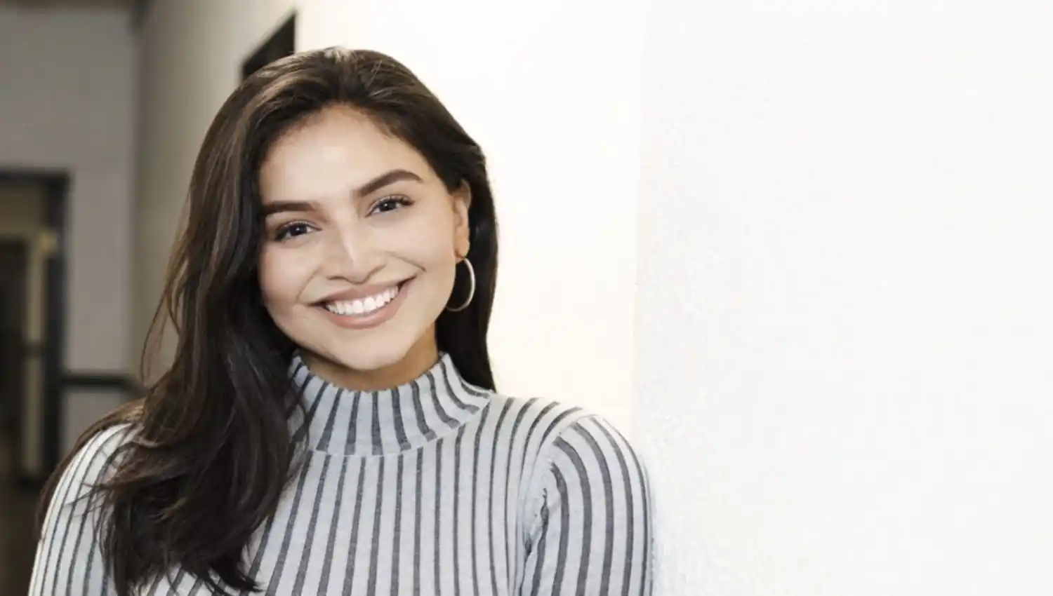 Quién es la reportera que se volvió viral por bloquear a un aficionado que intentó meterse en su transmisión