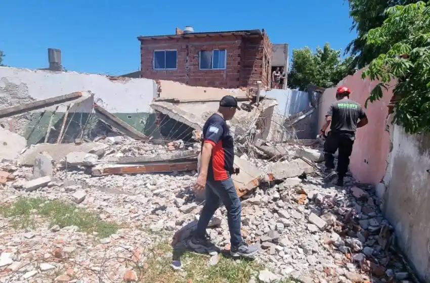 Trabajaba en una obra, se derrumbó el techo y quedó atrapado