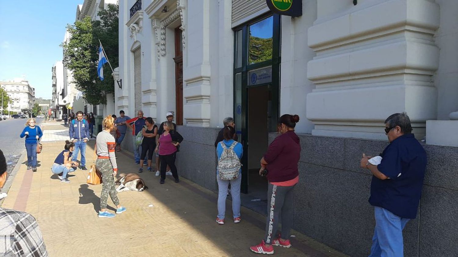 Las idas y vueltas por el tema de los cajeros automáticos provocaron largas filas