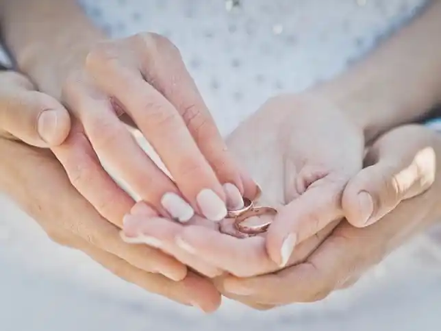 El Vaticano elogia la monogamia y rechaza el “poliamor” en nueva nota doctrinal