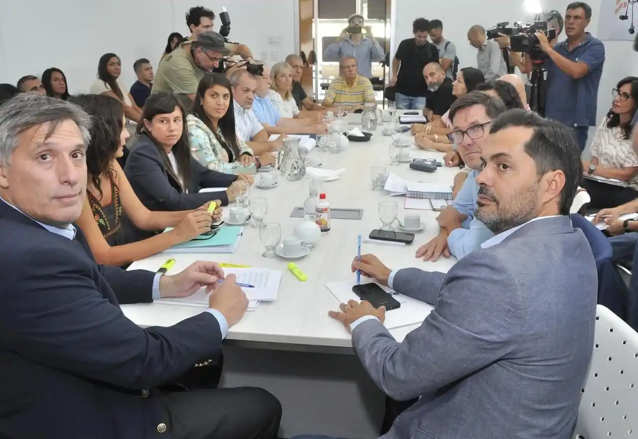 La reunión paritaria contó con la participación de tres ministros del gobierno de Maximiliano Pullaro. Foto: GSF