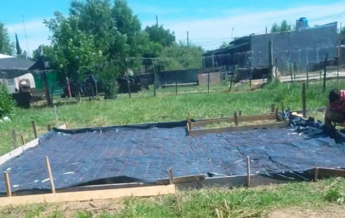 Una de las dolorenses damnificadas contó que hace poco vio en las redes de MPV Construcciones que su terreno de calle Pichincha se promocionaba como adjudicado a otra familia. Foto: ENTRELINEAS.info.