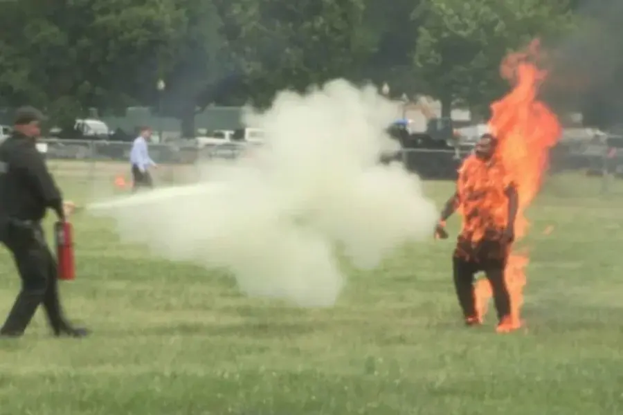 Murió el piloto estadounidense que se había prendido fuego en Washington