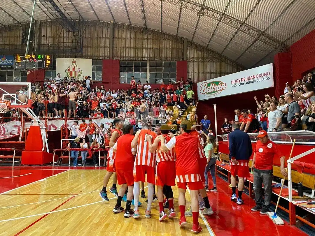 Firmat FBC volvió a ganar y se metió en octavos de final