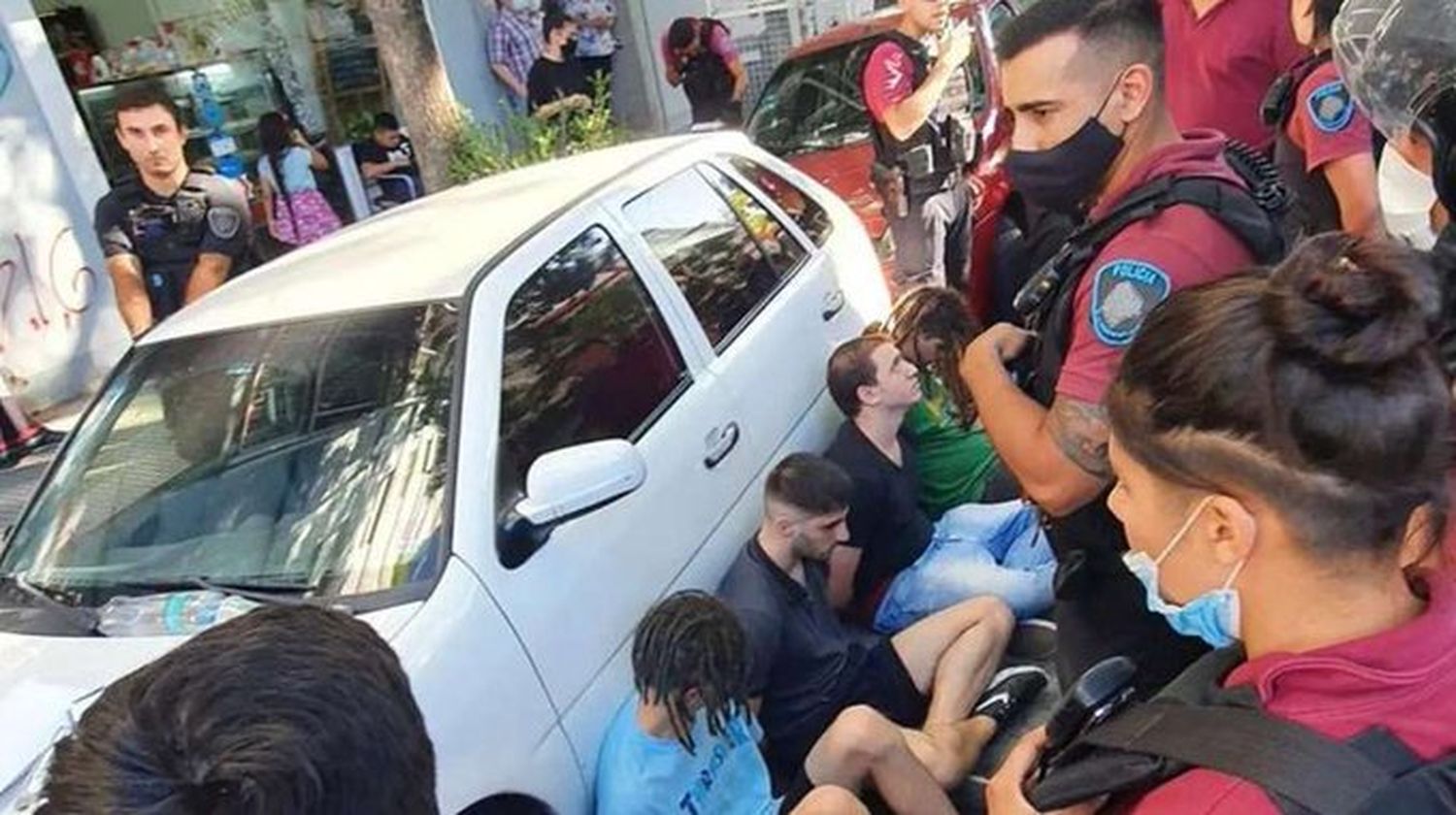 Aberrante: seis hombres fueron detenidos acusados de violar a una joven dentro de un auto