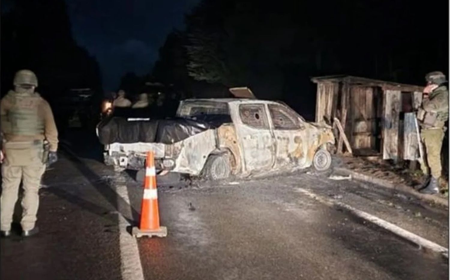 Los cuerpos de los efectivos asesinados aparecieron en el interior del patrullero incendiado.