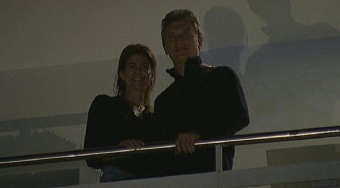 Un grupo de personas fue al departamento de Macri a darle el primer saludo como Presidente