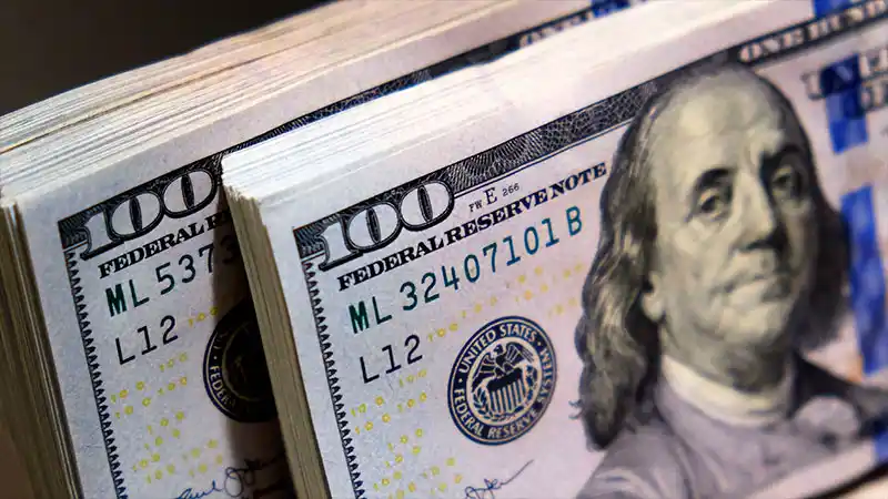 Lo estafaron al decirle que "Milei cambiaba los dólares" y entregó U$D 60.000