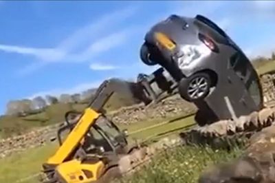 Furiosa reacción de un granjero: con su excavadora corrió un auto que bloqueaba el ingreso a su estancia