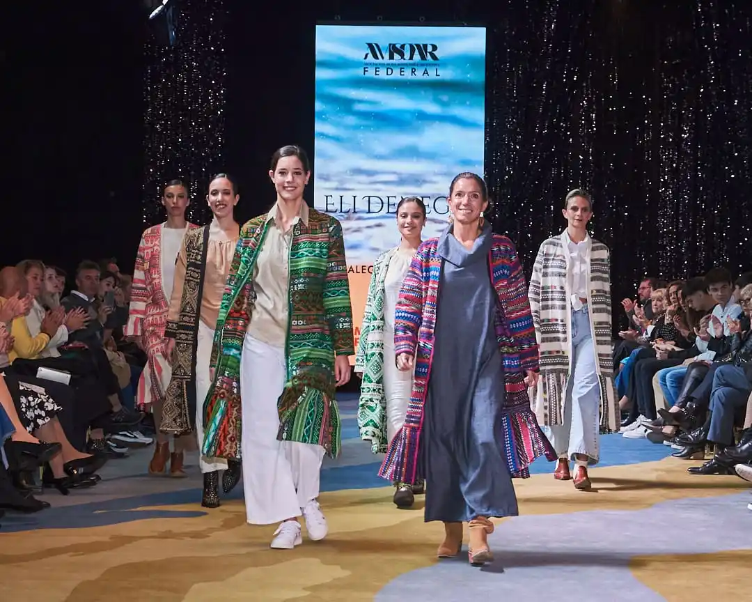 Cierre del desfile de los diseños de Eli Denegri- (1)