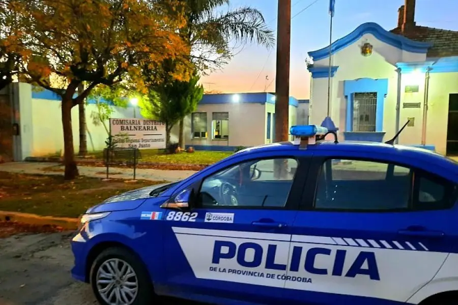 Balnearia: una automovilista embistió a una moto y dos personas resultaron lesionadas
