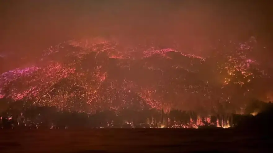 La sequía extrema, la ausencia de precipitaciones y el viento constante dificultan el combate de las llamas, que avanzan sin control