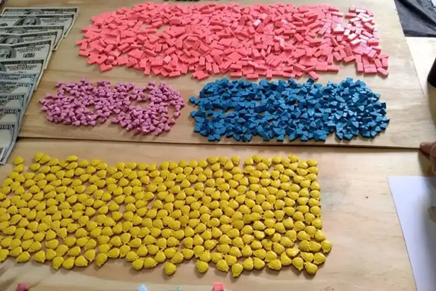 Millonario botín: más de 4 mil pastillas, drogas de diseño, miles de dólares y autos de lujo