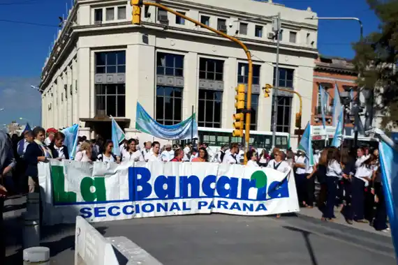 Bancarios acordaron paritaria del 75% y un salario inicial de $420.000