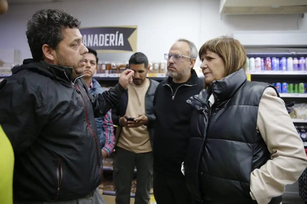 Bullrich y Valenzuela junto a uno de los comerciantes afectados.