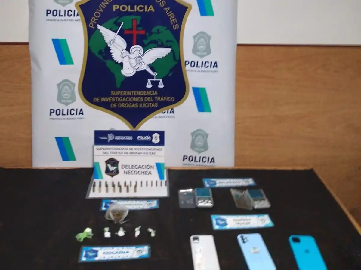 Envoltorios con cocaína y teléfonos celulares secuestrados por agentes de Drogas Ilícitas de Necochea