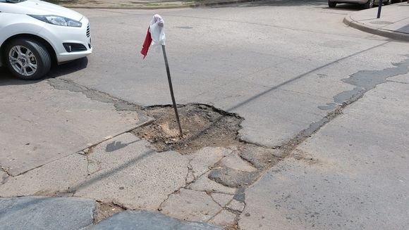 Censo de baches: vecinos alertaron de un “terrible pozo” en Mitre y Beaumont