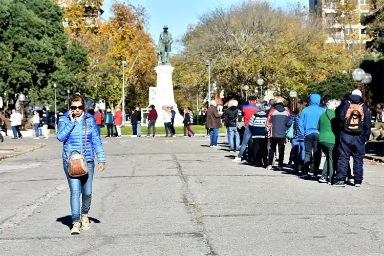 Largas colas en vacunatorios debido a la cuarta dosis libre