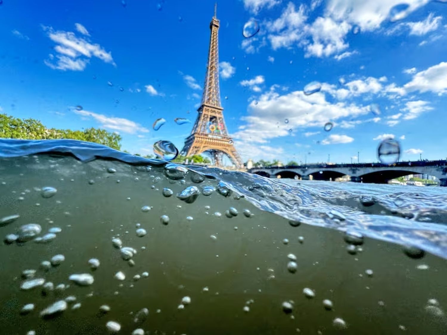 La Torre Eiffel, vista desde el agua del río Sena.