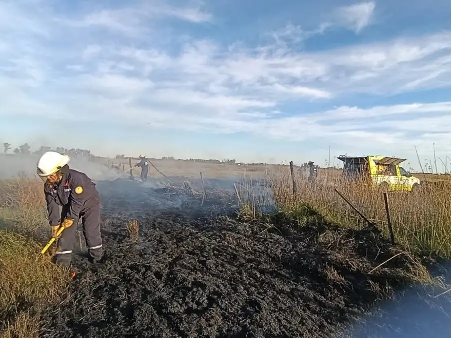 Incendio de pastizales en la zona rural cercana al barrio Parque Cumelén. Foto: BVVT