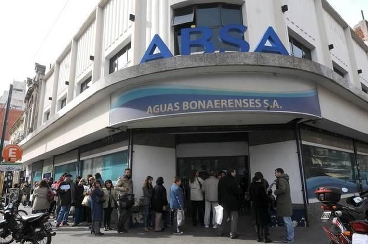 Absa intima a 250 mil usuarios con deudas de más de dos años